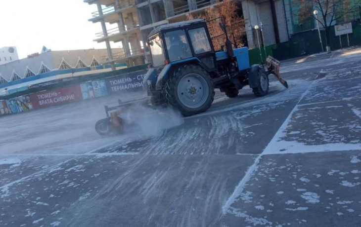 Кто в Тюмени убирает снег и наледь во дворах и скверах