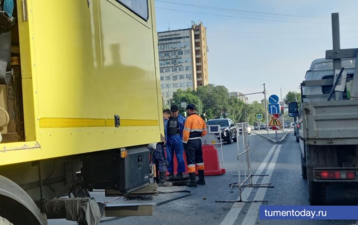 Часть дороги на Профсоюзной в Тюмени закрыта из-за ямы на асфальте