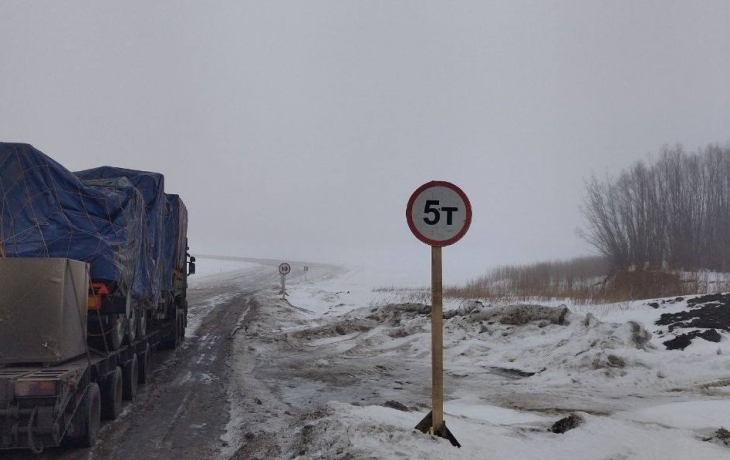 На ледовой переправе в Увате из-за потепления снизили грузоподъемность до 5 тонн