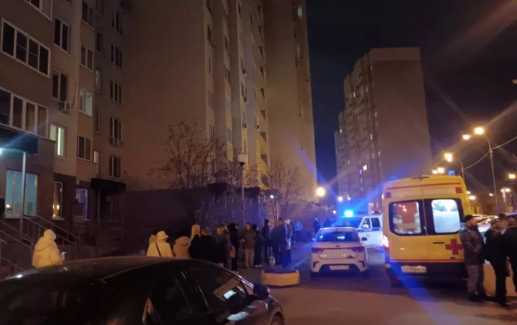 Упавшую с 16-го этажа девушку в Тюмени пытались спасти Упавшую с 16-го этажа девушку в Тюмени пытались спасти