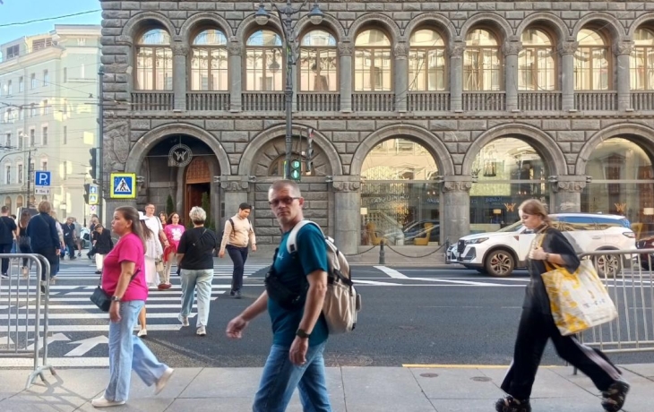 Девушки-матросы, бездомные и электрокары: как выглядит Санкт-Петербург сегодня?